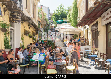 Atene, Grecia 13 settembre 2015. Turisti che si godono il loro tempo alla famosa Plaka coffee shops. Foto Stock