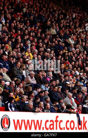 Calcio - fa Barclaycard Premiership - Charlton Athletic / Manchester United. I fan di Charlton Athletic guardano la partita con il Manchester United Foto Stock