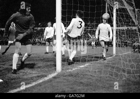 John Radford (l) di Arsenal festeggia come testata del compagno di squadra Ray Kennedy (fuori dall'immagine) batte il portiere Tottenham Hotspur Pat Jennings (secondo l) e la sua difesa per segnare il gol vincente nei secondi di chiusura, acclamando il campionato di campionato per Arsenal Foto Stock