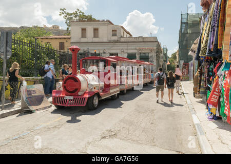 Atene, Grecia 13 settembre 2015. Happy Train a Monastiraki street è pronto per un giro turistico della citta'. Foto Stock