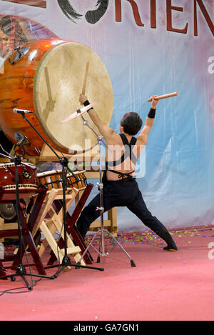 In occasione della fiera Festival dell'est di Bologna, lo spettacolo di Masa Daiko gruppo, giocatori di antichi tamburi giapponesi Foto Stock