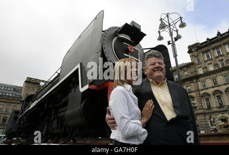 Robbie Coltrane, star di Hollywood, con Carol Smlie, mentre assistono al ritorno di uno storico motore a vapore scozzese nella città di Glasgow dopo 60 anni in Sud Africa, la cerimonia che si tiene a George Square è la più grande acquisizione di Glasgow Museums. Foto Stock