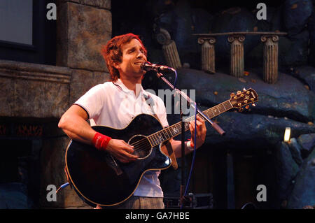 Irwin Sparkes of the Hoosiers suona per Virgin radio alla Glass House di Thorpe Park, Surrey. Foto Stock