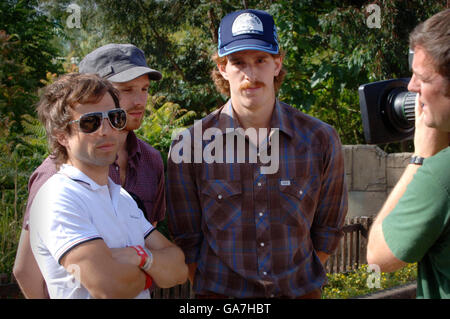 (Sinistra-destra) Irwin Sparkes, Martin Skarendahl & Alfonso Sharlando degli Hoosiers parlare con i media dopo aver suonato per Virgin radio alla Glass House di Thorpe Park, Surrey. Foto Stock