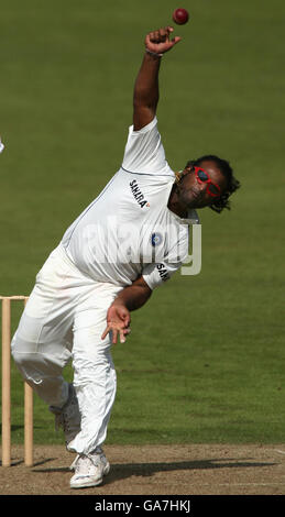 Il bowler indiano Ramesh Powar in azione durante il tour match a Grace Road, Leicester. Foto Stock