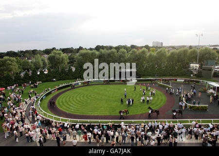 Corse di cavalli - Irish Night - Kempton Park. Vista generale dell'anello della parata durante le celebrazioni della Notte Irlandese all'ippodromo di Kempton Park. Foto Stock