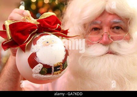 Santa apre Harrods Christmas World - Londra. Un bauble di vetro di Sarabella, costa 329, è tenuto da Santa al mondo di Natale a Harrods, a Londra. Foto Stock