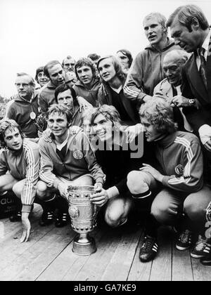 Schalke 04 festeggia con la Coppa tedesca dopo la vittoria del 5-0, con Rolf Russman (top, second r), Klaus Fischer (back row, terzo l), portiere Norbert Nigbur (prima fila, secondo r) e Reinhard Libuda (prima fila, secondo l) Foto Stock