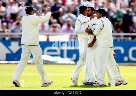 Cricket - Npower secondo Test - Inghilterra / India - Day Four - Trent Bridge. Zaheer Khan in India festeggia con i compagni di squadra dopo aver preso il cazzo di Ian Bell in Inghilterra Foto Stock