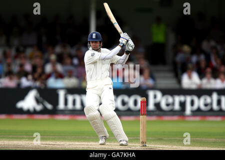 Cricket - seconda prova npower - Inghilterra / India - quarto giorno - Trent Bridge. Michael Vaughan in azione in Inghilterra Foto Stock