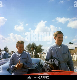 R. Ganther e Graham Hill nel paddock prima di correre Foto Stock