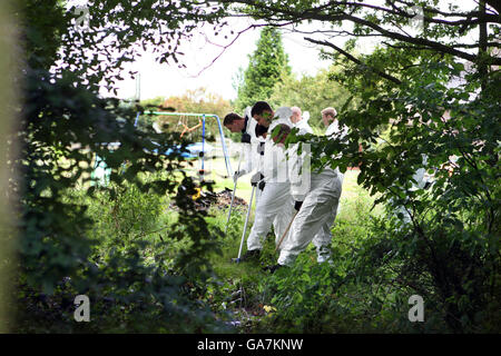 West Midlands polizia scena di ufficiali di crimine in una proprietà su Lilley Green Road. Vicino Alvechurch durante la loro ricerca di Andre Nunes che scomparve dalla sua Weoley Castle, Birmingham casa due anni fa. Foto Stock