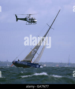 Vela - Rolex Fastnet Race - il Solent. Il marinaio britannico Jonny Malbon's Open 60 Yacht Artemis all'inizio della Rolex Fastnet Race sul Solent vicino Cowes, Isola di Wight. Foto Stock