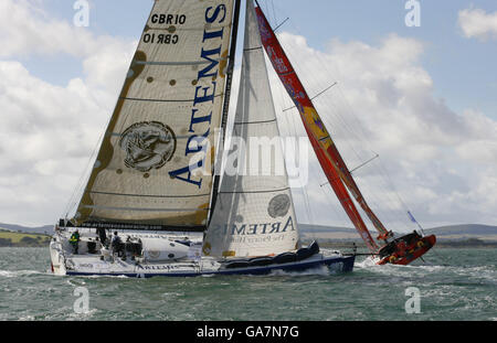 Vela - Rolex Fastnet Race - il Solent. Il marinaio britannico Jonny Malbon's Open 60 Yacht Artemis all'inizio della Rolex Fastnet Race sul Solent vicino Cowes, Isola di Wight. Foto Stock