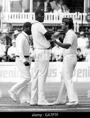 (R-L) Ian Botham di Somerset parla con i compagni di squadra Joel Garner e viv Richards Foto Stock