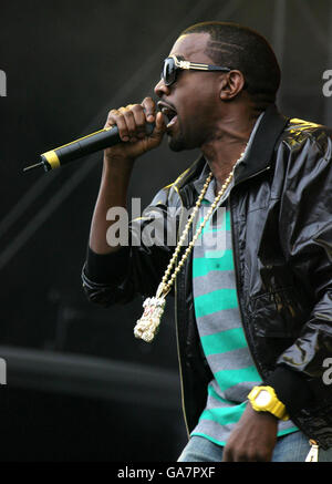 Kanye West si esibisce sul V Stage durante il V Festival all'Hylands Park di Chelmsford, Essex. Foto Stock