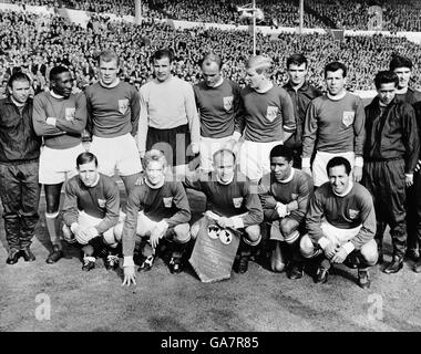 Resto del gruppo del mondo: (Back row, l-r) Ferenc Puskas, Djalma Santos, Svatopluk Pluskal, Lev Yashin, Jan Popluhar, Karl Heinz Schnellinger, Milutin Soskic, Josef Masopust, Eyzaguire, Jim Baxter (prima fila, l-r), Denis Euseto, Stefano Kopa Freeto Foto Stock