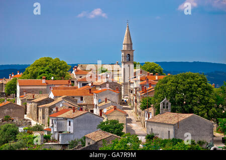 Idilliaca città sulla collina di Draguc in Istria, Croazia Foto Stock