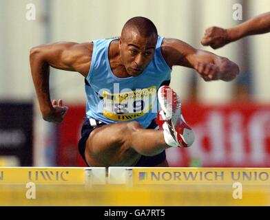 Colin Jackson sulla strada per la vittoria nel 60m finale di hurdle Foto Stock