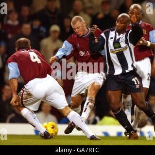 Calcio - Nationwide League Division uno - Burnley contro West Bromwich Albion. Jason Roberts di West Bromwich Albion batte per la palla con Paul Weller di Burnley Foto Stock