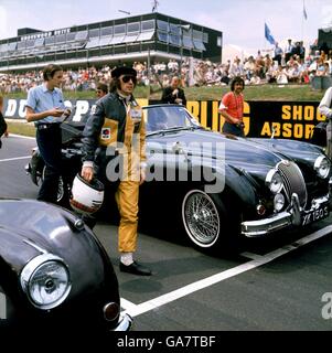 Formula uno Motor Racing - Gran Premio di Gran Bretagna. Jackie Stewart si porta alla sua auto Foto Stock