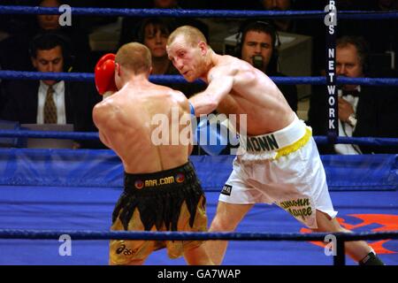 Pugilato - ARENA MEN. Eamonn Magee dall'Irlanda ottiene il meglio di Jon Thaxton dall'Inghilterra Foto Stock