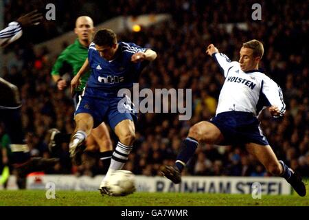 Calcio - fa Barclaycard Premiership - Tottenham Hotspur v Newcastle United. Laurent Robert (l) di Newcastle United ottiene un colpo sul traguardo nonostante le attenzioni di Chris Perry di Tottenham Hotspur Foto Stock