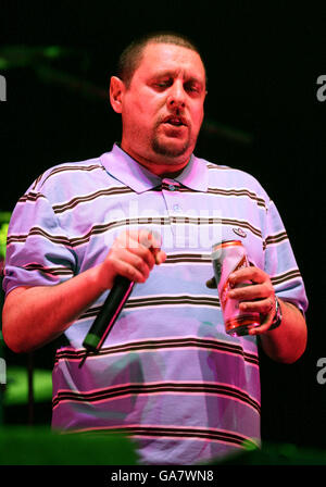 Shaun Ryder del Happy Monday che si esibisce dal vivo al V Festival all'Hylands Park di Chelmsford, Essex. Foto Stock