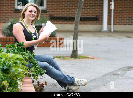 Giornata dei risultati GCSE. King's School Head girl Anna Oestmann che è fuori per studiare una serie di A-livelli dopo aver ottenuto 11 A* GCSE. Foto Stock