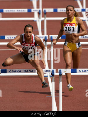 La Gran Bretagna Jessica Ennis compete nei 100 metri di displaying degli Heptathlon durante i Campionati Mondiali IAAF di Osaka, Giappone. Foto Stock