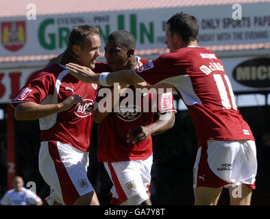 La trundle Lee di Bristol City celebra il suo primo obiettivo contro Scunthorpe con Teamates Bradley Orr amd Micheal Mcindoe durante la partita del campionato di calcio della Coca-Cola ad Ashton Gate, Bristol. Foto Stock