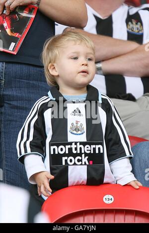 Calcio - Barclays Premier League - Middlesbrough v Newcastle United - Riverside Stadium. Un giovane Newcsatle United sorpporter orologi negli stand Foto Stock