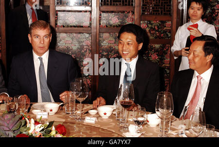 Il Duke of York (a sinistra), rappresentante speciale del Regno Unito per il commercio e gli investimenti, parla con i membri delle società di servizi finanziari britannici, prima di cena è servita presso l'esclusivo China Club nel centro di Singapore. Foto Stock