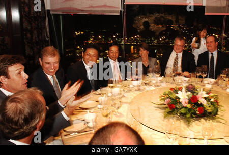 Il Duca di York (seconda a sinistra), che è il rappresentante speciale del Regno Unito per il Commercio e gli investimenti, parla con i membri delle società di servizi finanziari britannici, prima che la cena sia servita presso l'esclusivo China Club nel centro di Singapore. Foto Stock