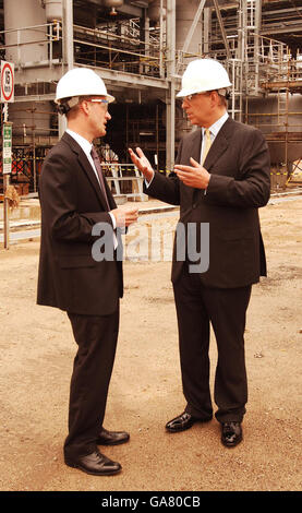 Il Duca di York (a destra), che è il rappresentante speciale del Regno Unito per il commercio e gli investimenti, parla con Nick Cordingley, direttore generale, per la British Company Lucite International perspex Plant, in costruzione a Jurong Island Singapore. Foto Stock