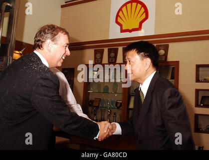 Il Duca di York, che è il rappresentante speciale del Regno Unito per il commercio e gli investimenti, stringe le mani con Lee Tzu Yang, presidente dello stabilimento Shell Chemical Seraya, a Jurong Island Singapore. Foto Stock