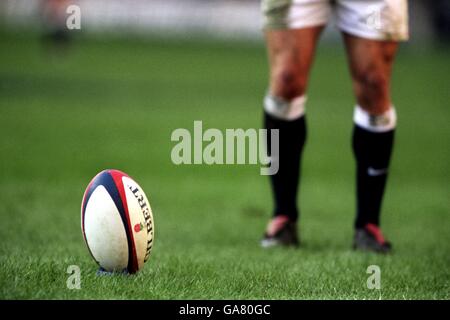 Rugby Union - Lloyds TSB Six Nations Championship - Inghilterra / Irlanda - Twickenham, Londra. La sfera è posizionata per una conversione. Foto Stock