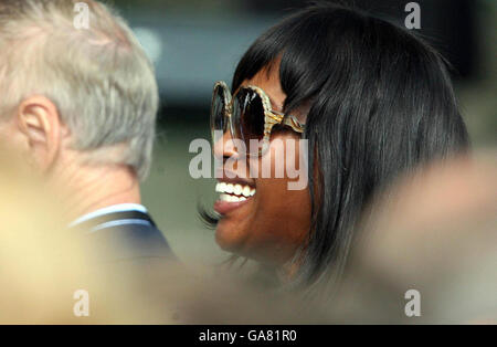 Il modello Naomi Campbell guarda come una statua dell'ex presidente sudafricano Nelson Mandela è svelato in Piazza del Parlamento, di fronte al Parlamento di Londra oggi. Foto Stock