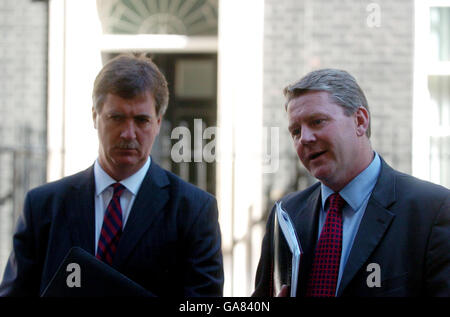 Peter Kendall (a destra), il presidente della National Farmers Union parla ai media accanto a Richard Macdonald, il direttore generale della NFU (a sinistra) fuori 10 Downing Street a Westminster, nel centro di Londra. Foto Stock