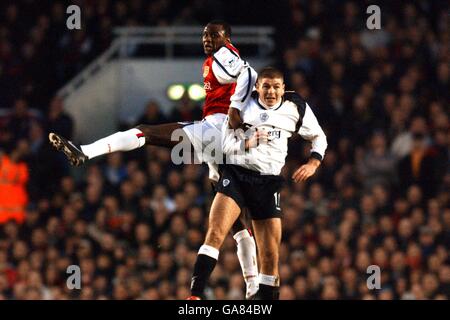 Calcio - fa Barclaycard Premiership - Arsenal / Liverpool. Patrick Vieira dell'Arsenal salta in aria in una battaglia per la palla con Steven Gerrard di Liverpool Foto Stock