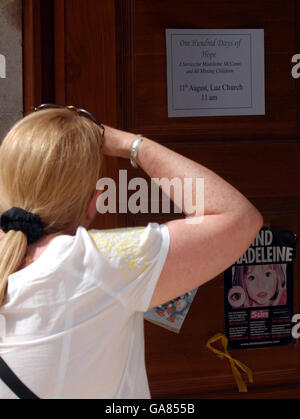 Un poster che informa del servizio speciale per il centesimo giorno della scomparsa di Madeleine McCann, sulla porta della chiesa locale di Praia da Luz, Portogallo. Foto Stock