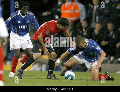 Calcio - Barclays Premier League - Portsmouth / Manchester United - Fratton Park. Carlos Tevez (centro) del Manchester United batte con Sean Davis di Portsmouth Foto Stock