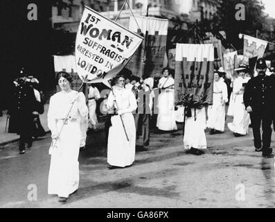 Suffragettes marciando a Londra per protestare contro il primo arresto di una suffragetta a Londra. Foto Stock