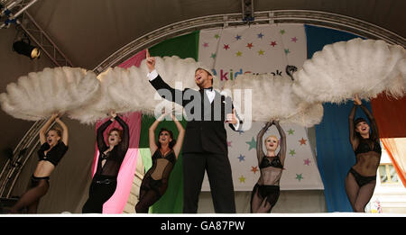 Duncan James e il cast di Chicago sul palco dell'annuale Kids Week nel West End, che celebra il Theatreland di Londra, a Covent Garden, nel centro di Londra. Foto Stock