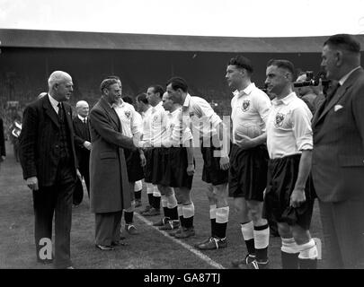 Calcio - finale di fa Cup - Blackpool / Manchester United - Stadio di Wembley. L'HM King George VI scrolla le mani con alcuni membri della squadra di Blackpool prima della finale della fa Cup a Wembley. Foto Stock