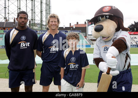 Cricket - NatWest Pro40 League 2006 - Divisione due - Surrey Brown Caps / Derbyshire Phantoms - The Brit Oval. Surrey Brown Caps' Chris Jordan, Jonathan Batty e Kenny Kennington con la mascotte Foto Stock