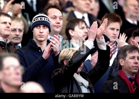 Rugby Union - Lloyds TSB Six Nations Championship - Inghilterra / Irlanda. Il Principe William e il Principe Harry cantano l'inno nazionale Foto Stock