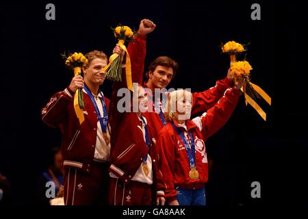 l-r; Canada's Jamie sale e partner David Pelletier con la loro medaglia d'oro insieme a Russia Elena Berezhnaya e partner Anton Sikharulidze (i vincitori originali del concorso Pairs) che hanno anche la loro medaglia d'oro Foto Stock