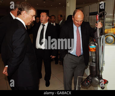 Il Duca di York (a sinistra), che è il rappresentante speciale del Regno Unito per il commercio e gli investimenti, studia un aspirapolvere Dyson, presso la fabbrica di Dyson nella zona di Johor Baru nella Malesia meridionale. Foto Stock