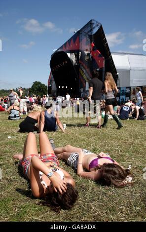 Carling Reading Festival 2007. I frequentatori del Festival si godono il bel tempo al Carling Reading Festival 2007 a Reading, Berkshire. Foto Stock